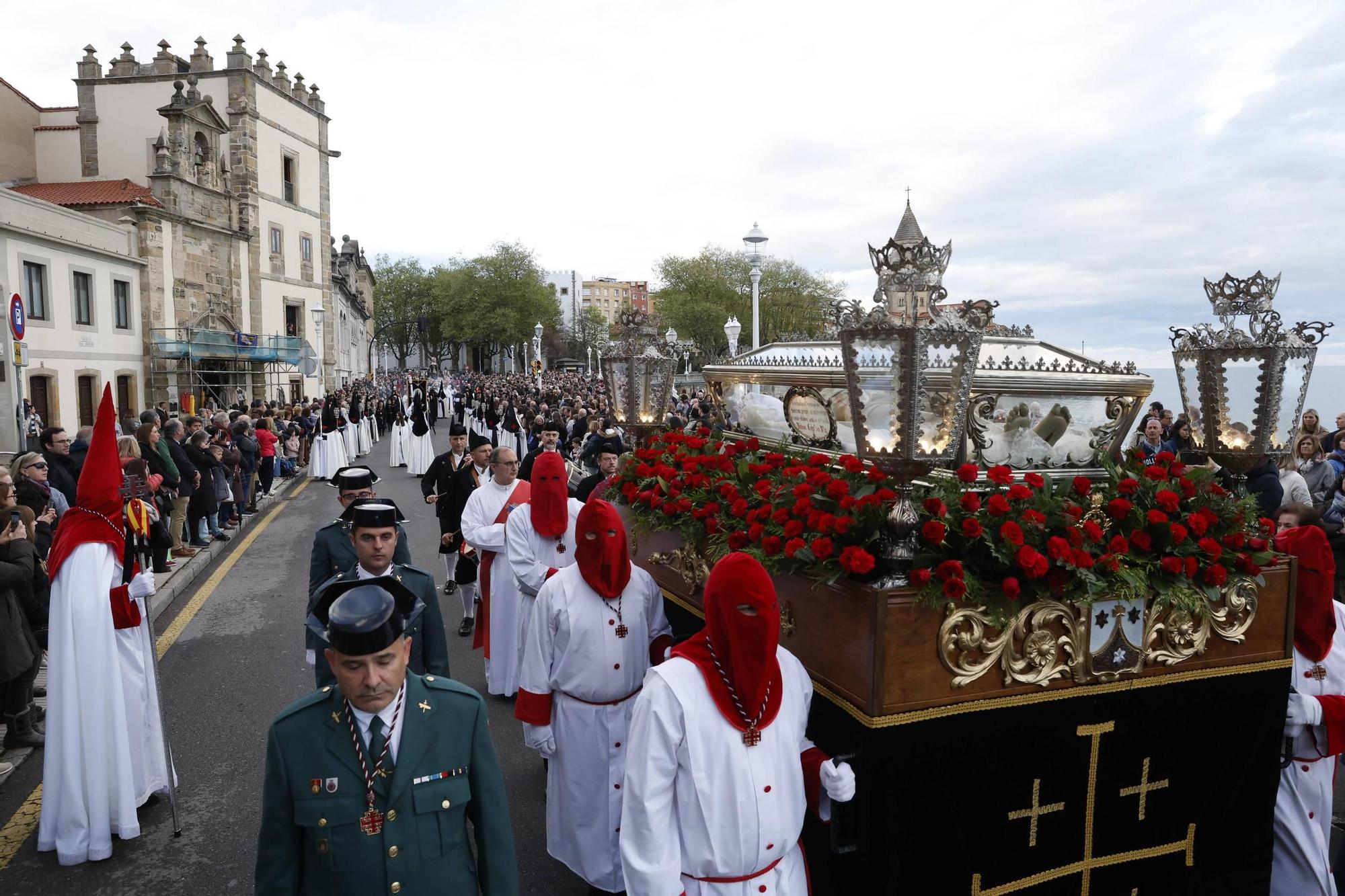 La procesión del Viernes Santo en Gijón, en imágenes