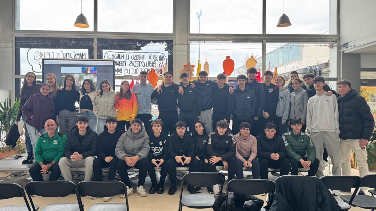 Laura Luengo y Yago Rojo posan con alumnos el IES Albalat de Navalmoral de la Mata.