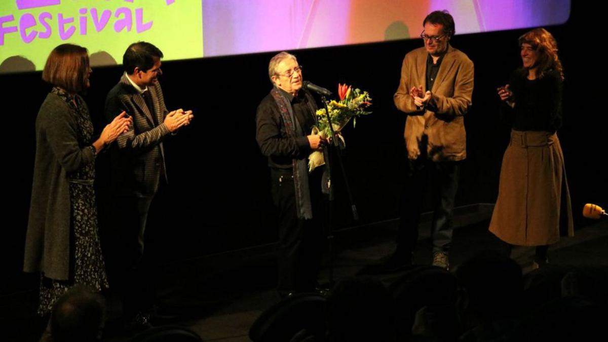 Un moment de l’homenatge, ahir a Igualada, a Joan Pera | NIA ESCOLÀ/ACN