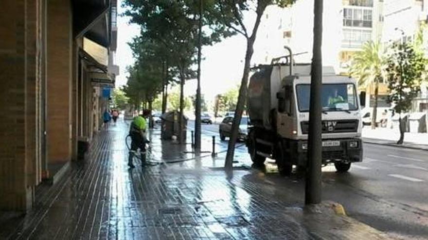 Operarios de limpieza adecentan el entorno de una discteca en la calle Eduardo Boscà.