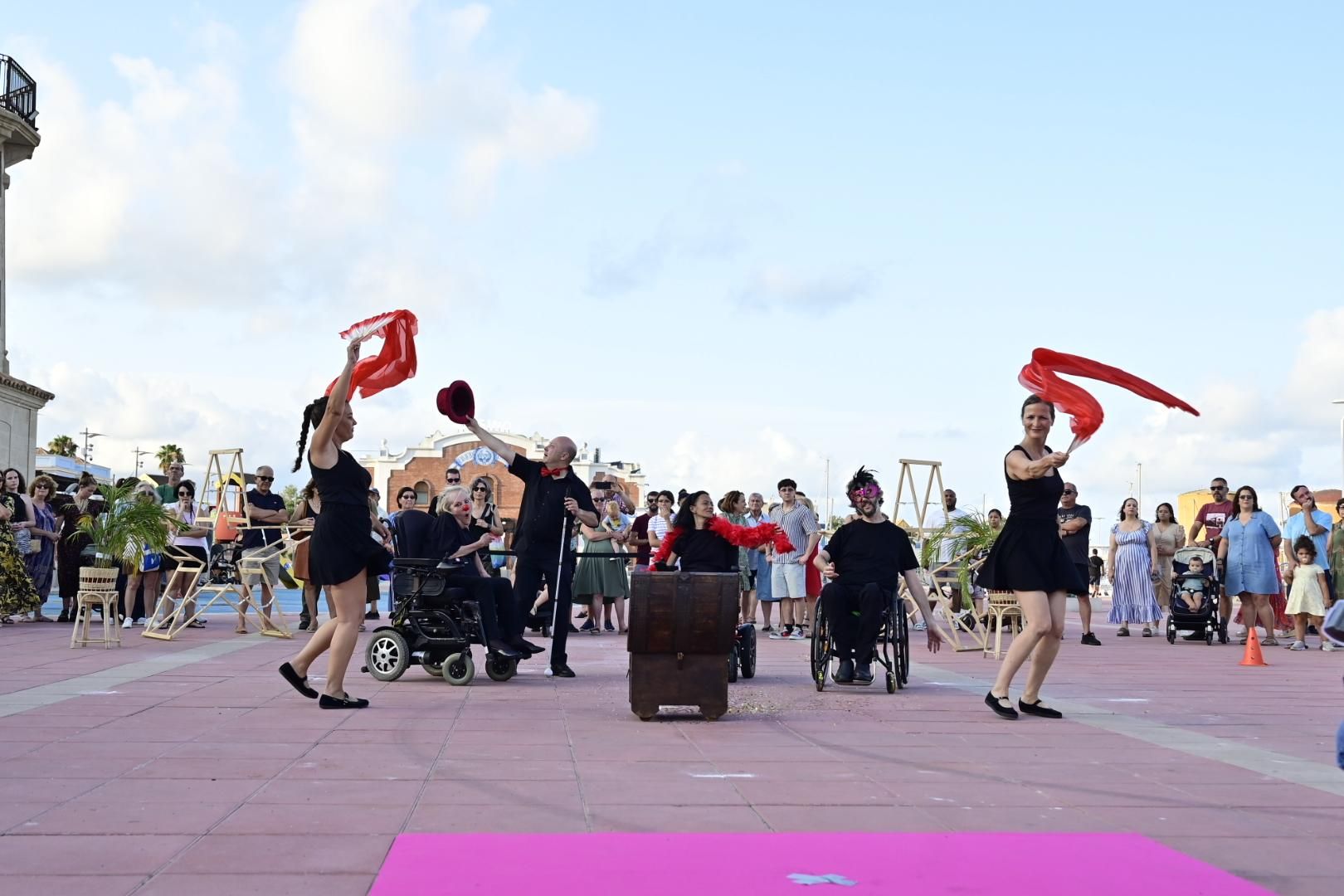 El Moll de Costa se viste de moda con el desfile solidario de Cáritas