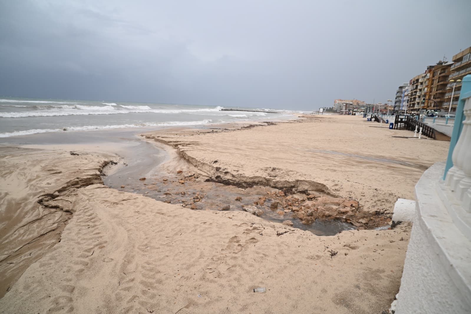 La playa de los locos de Torrevieja durante la dana Alice