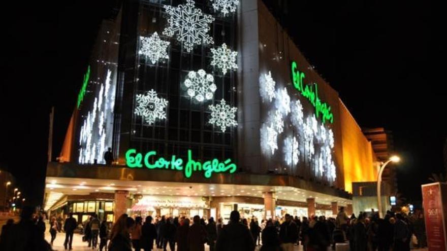 El Corte Inglés enciende sus luces de Navidad en Murcia.