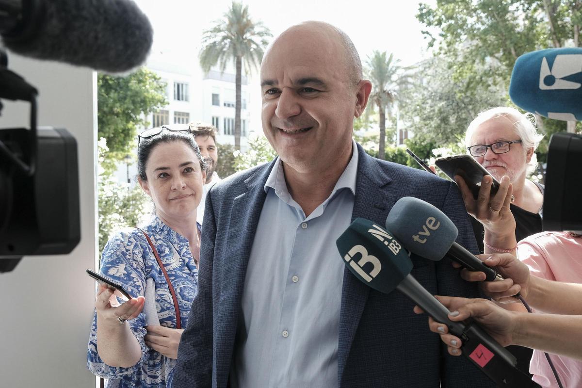 Vicent Marí atiende a los periodistas antes de entrar en el juzgado en junio de 2023.