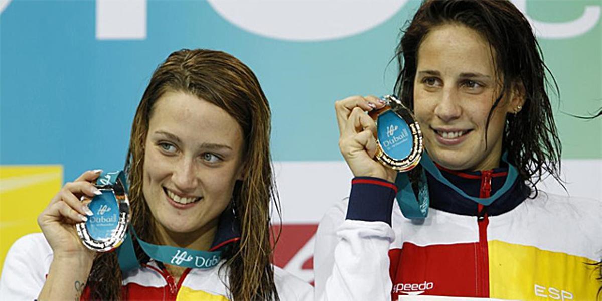 Villaécija posa con su oro en el Mundial de Piscina Corta en Dubai, junto a Mireia Belmonte, plata, en 2010.
