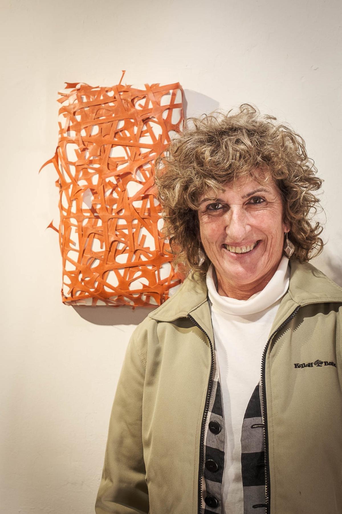 Elena Font Rodà amb la peça creada a partir d'un material de la Birgitt que ella va conservar.