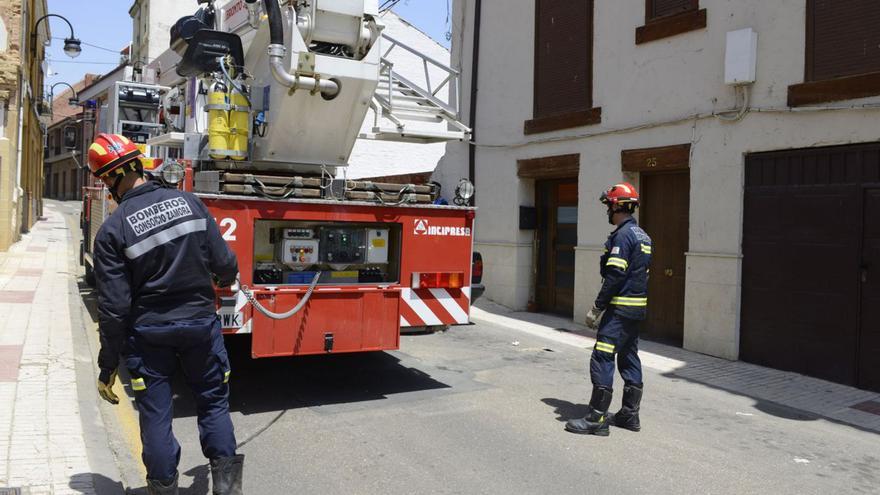 Bomberos del parque de Benavente en una actuación en la calle Cervantes.