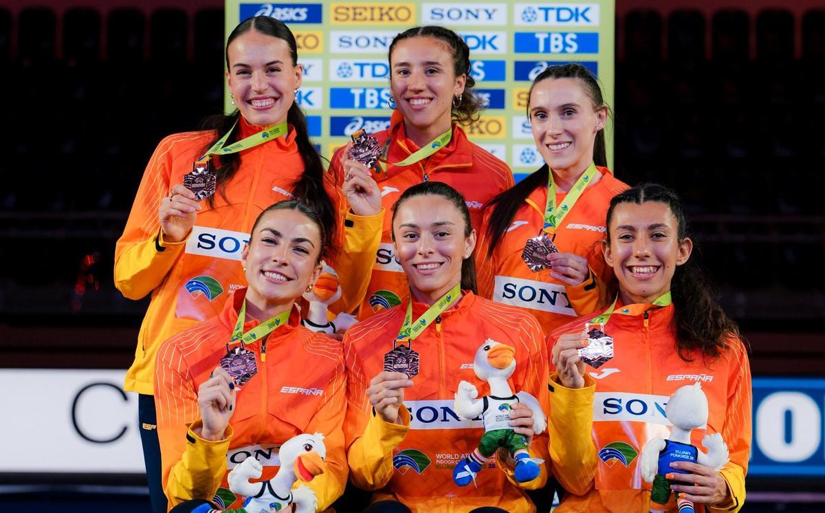 Carmen Avilés, primera por la izquierda de pie, con la medalla de bronce del relevo 4x400 femenino.
