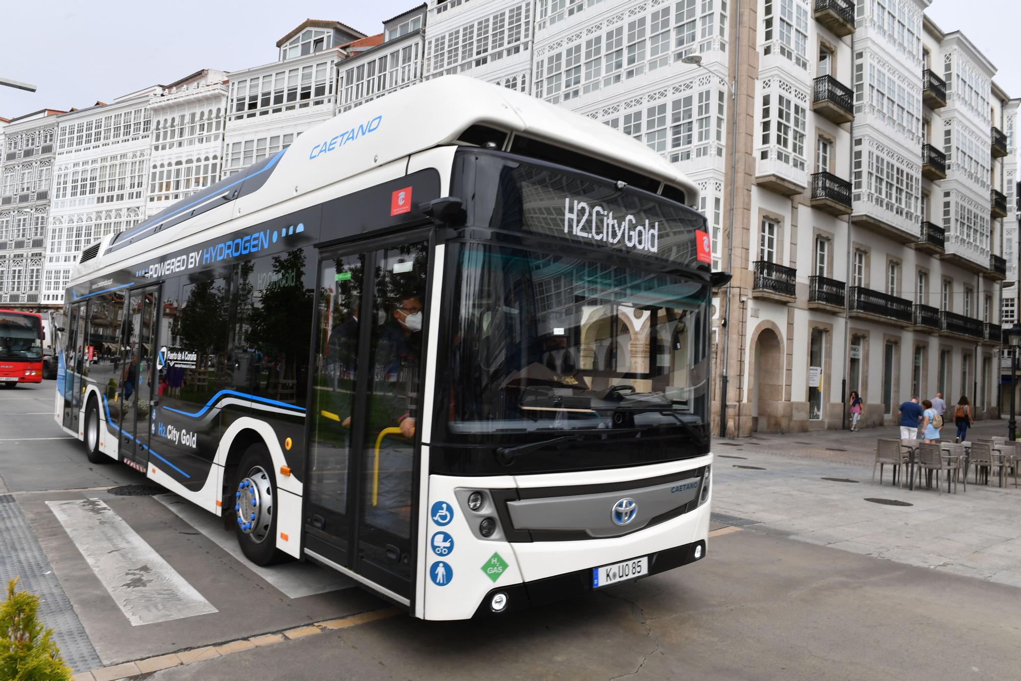 Un bus propulsado por hidrógeno se une a la línea 1 para recorrer A Coruña durante una semana