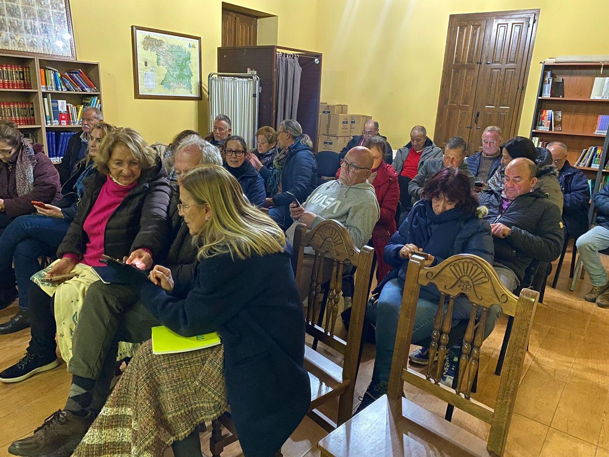 Vecinos de Burganes de Valverde, en el taller Rural TIC el pasado martes.