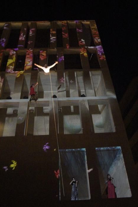 Danza vertical sobre la fachada del Moneo