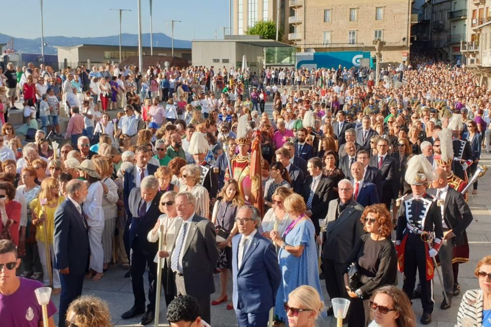 Miles de personas acompañan a la figura del Cristo de la Sal por el centro de la ciudad - Caballero y Feijóo, presentes en la cita