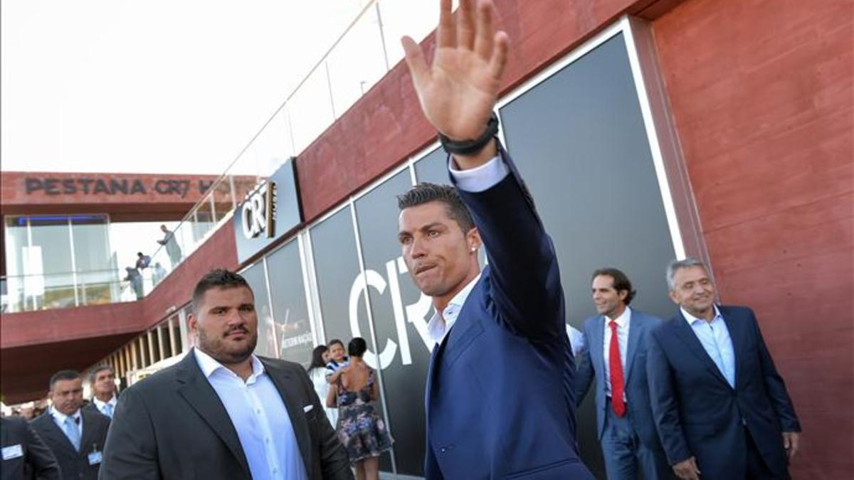 Cristiano acudió a la inauguración de su primer hotel