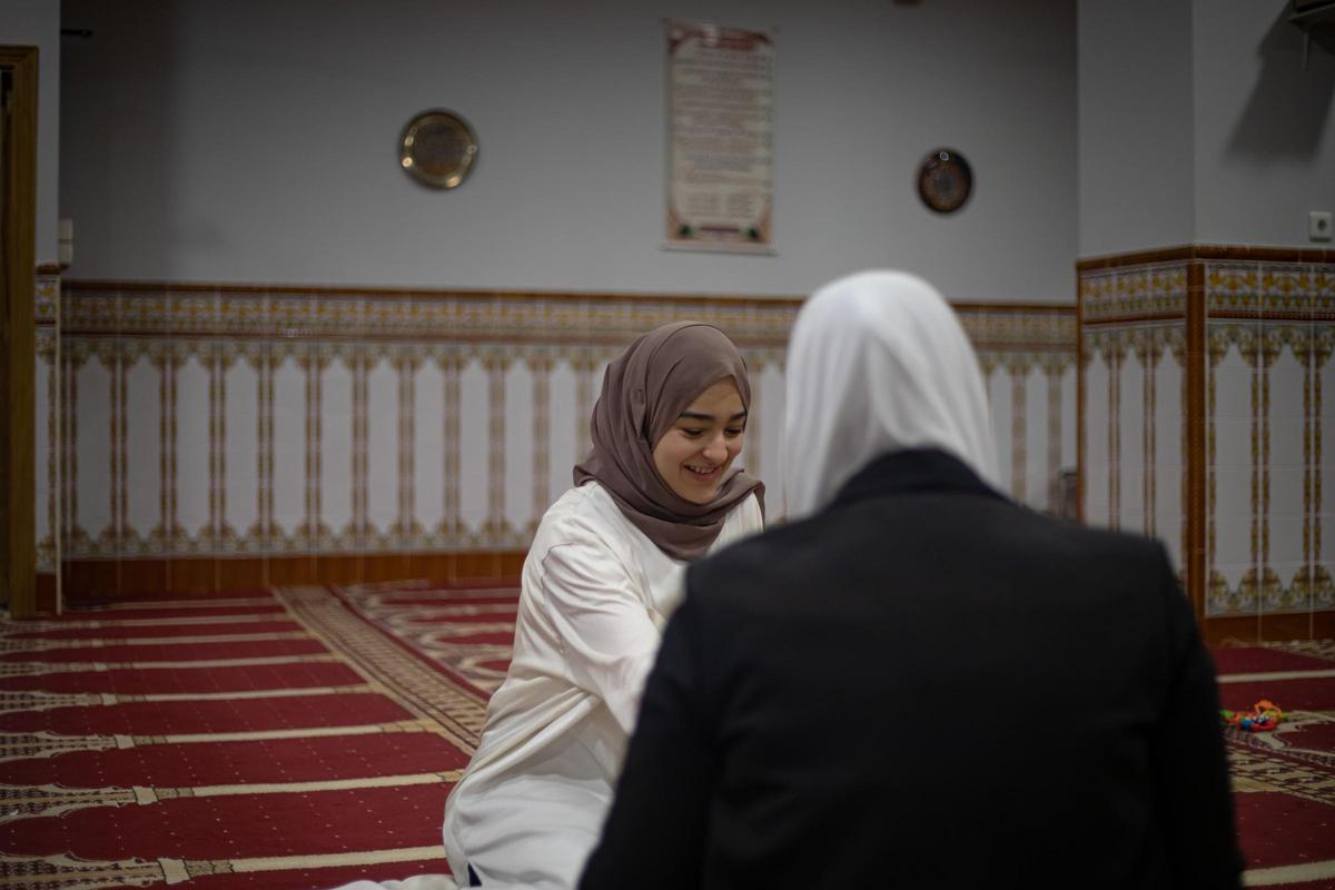 Esther Aranda y Chayma Bouchafra, en la mezquita de Centro Cultural Islámico de València