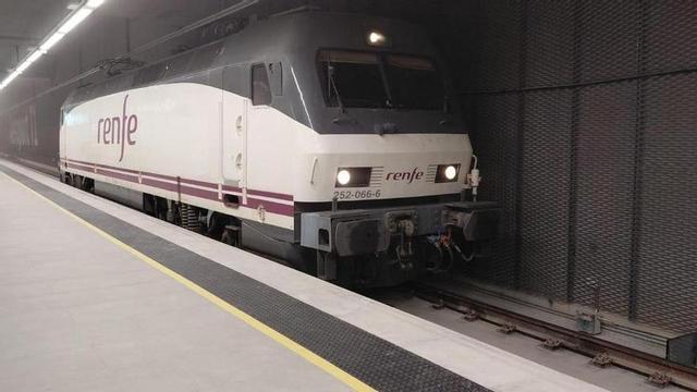 Una locomotora de Renfe, al baixador de la nova estació Aeroport T1