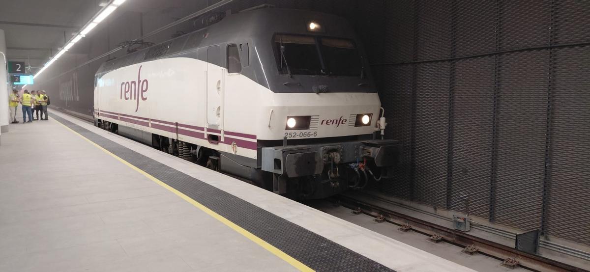 Una locomotora de Renfe, en el apeadero de la nueva estación Aeroport T1