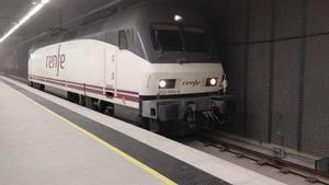 Una locomotora de Renfe, en el apeadero de la nueva estación Aeroport T1