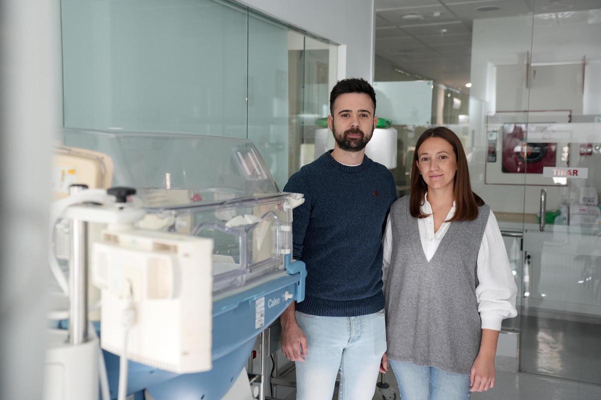 Francisco del Pino y María Jesús Jiménez, en el hospital Reina Sofía, donde su hijo nació gran prematuro.