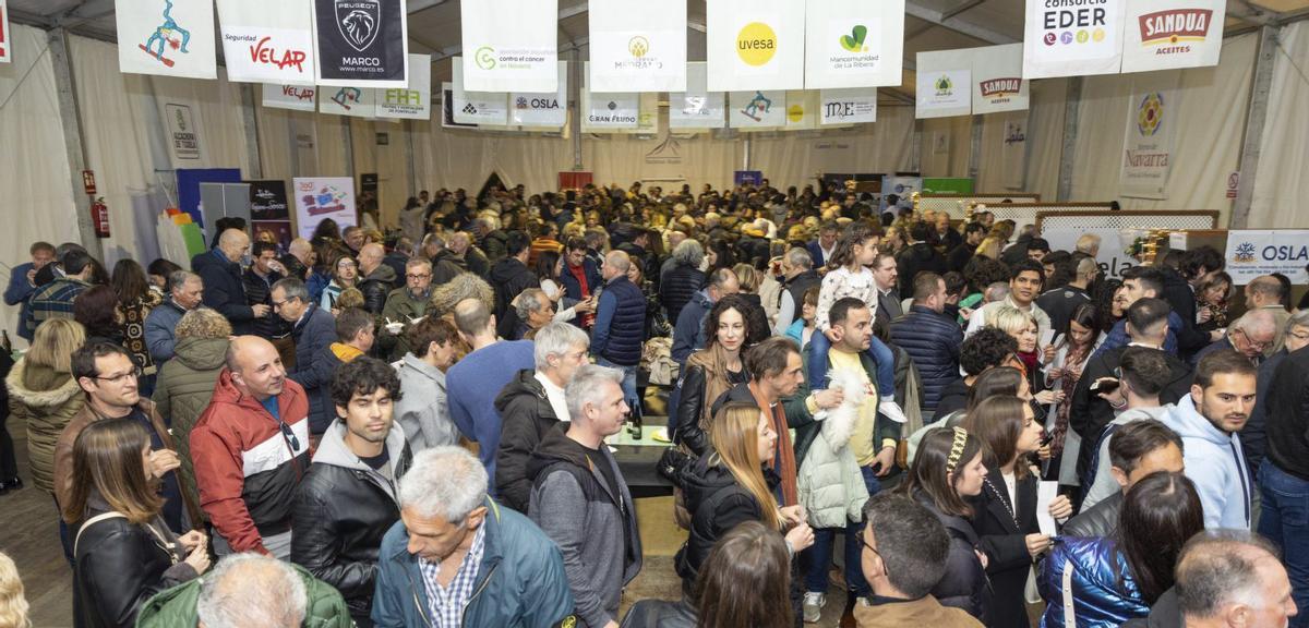 El público llena una de las carpas de las fiestas. | SERVICIO ESPECIAL