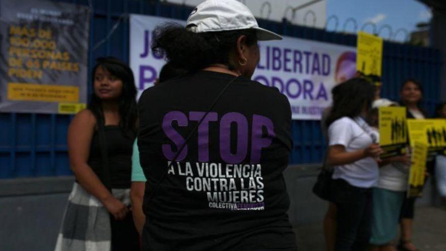 Activistas piden la liberación de mujeres acusadas de abortar en El Salvador