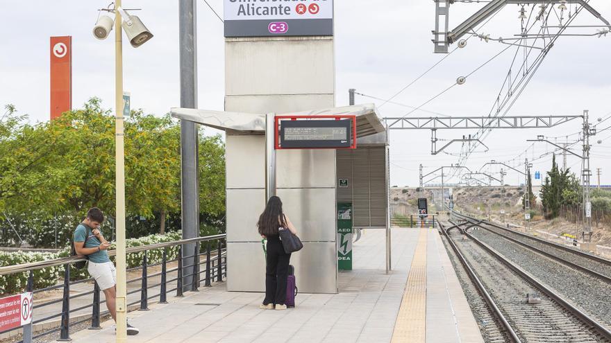 Los usuarios de Cercanías y Media Distancia de Alicante lamentan perder la posibilidad de viajar sin costo