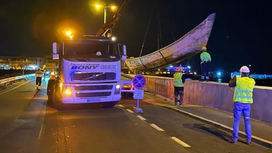 Trasladados dos cayucos al Puerto de Granadilla para su destrucción