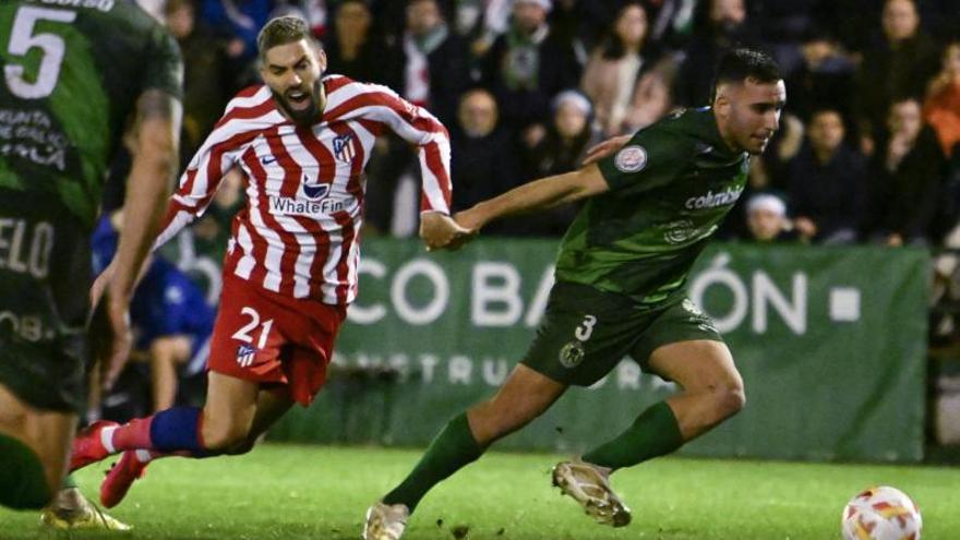 Carrasco sujeta a Germán Novoa durante el partido de ayer.