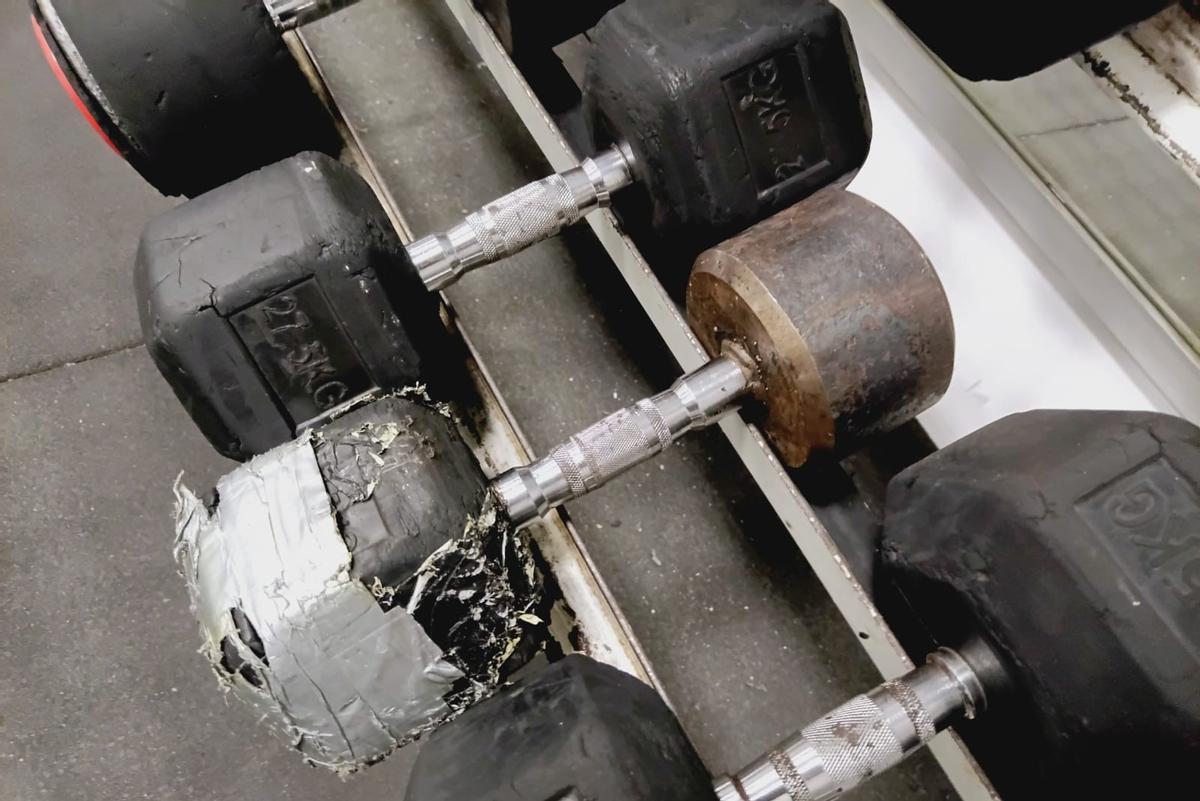 El estado de las pesas del gimnasio de Oñón.
