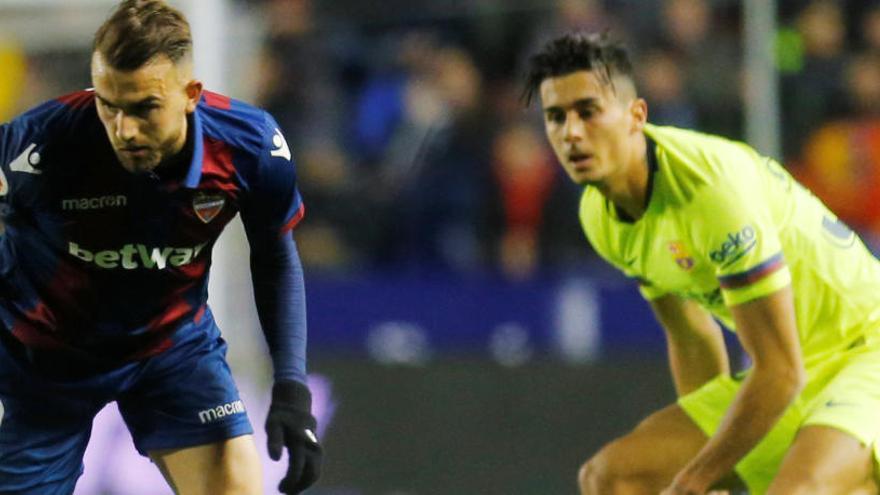 &#039;Chumi&#039; (d), durante el partido contra el Levante