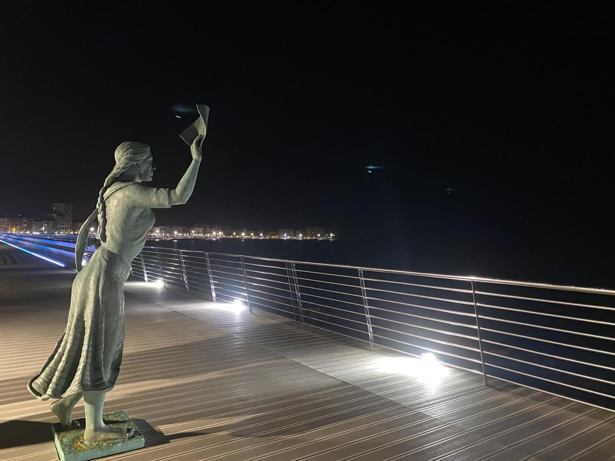 Escultura de la Bella Lola en Torrevieja en el paseo del dique de Levante