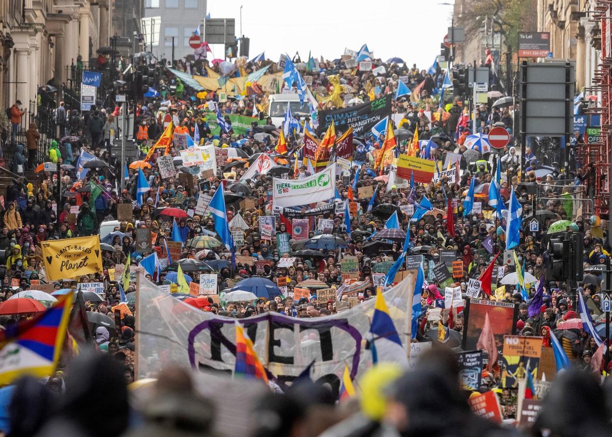 Miles de manifestantes protestan para demandar que los líderes políticos actúen contra el cambio climático, en la COP26 de Glasgow (2021).