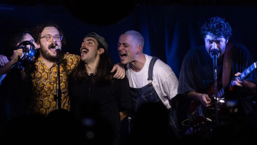 Por la izquierda, Luis Juesas, Germán Mingote, Manu García, Sergio Mata y Rafa Tarsicio, «Tigra», el jueves por la noche, durante su concierto de despedida, en Oviedo. | |  LA SALVAJE