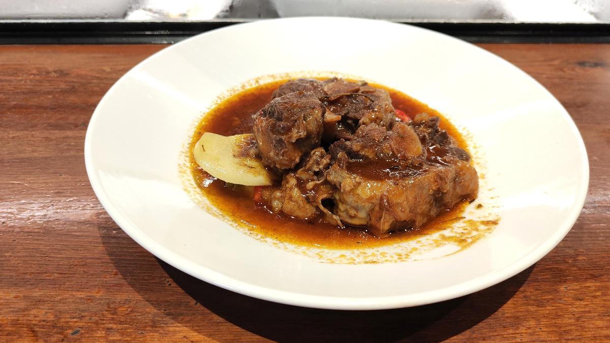 El plato de rabo de vacuno de Casa Robles, en Sevilla.