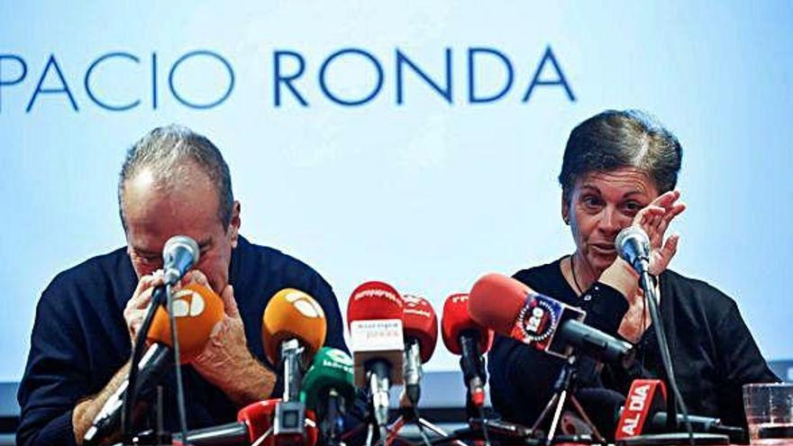 Bartolomé García y Carmen Ruiz, en el centro, durante la rueda de prensa.