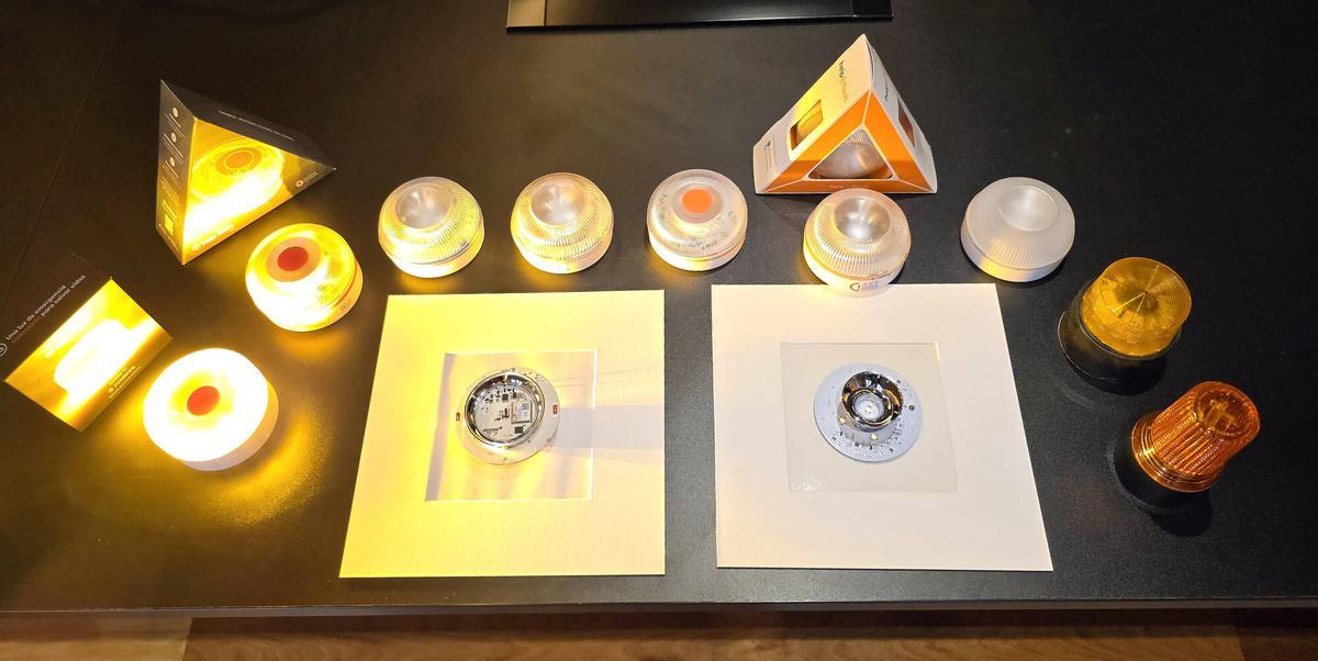 Vigo (Calle Pontevedra). Los inventores exguardias civiles de la baliza o lub de emergencia V16, y fundadores de la empresa de tecnología Netun: Jorge Torre (con camisa) y Jorge Juan Costas (con jersey)