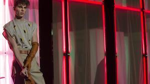 Els models de Gaultier a París es treuen la roba sobre la passarel·la.