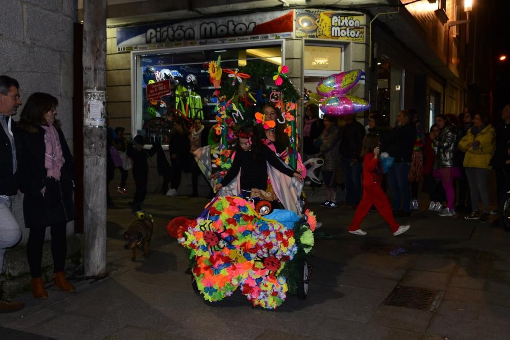 Participantes en el desfile del Momo en Cangas.