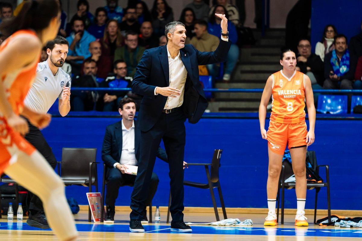 Rubén Burgos, durante el partido entre el Movistar Estudiantes y el Valencia Basket.