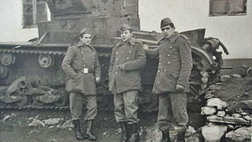 Manuel, en el centro de la imagen, durante su servicio militar en el campamento de Parga, en la provincia de Lugo.