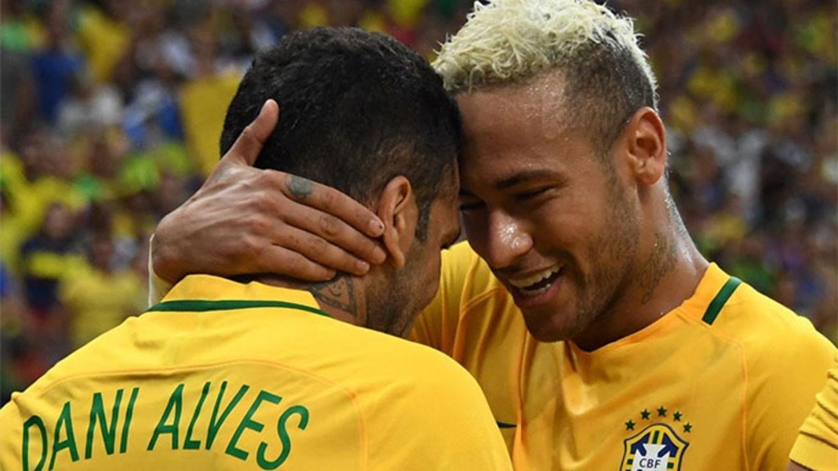 Alves y Neymar siguen compartiendo vestuario en la selección brasileña