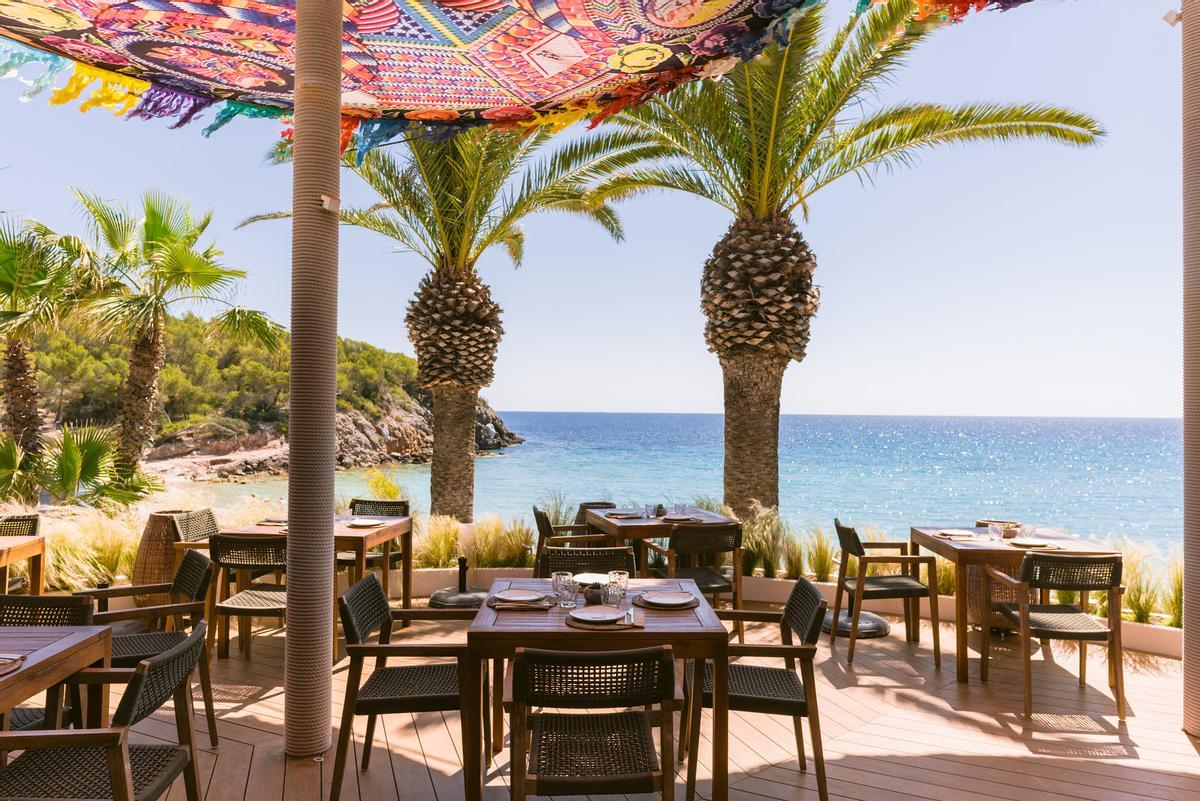 El restaurante Aiyanna Ibiza está en Cala Nova, en la costa de Santa Eulària.