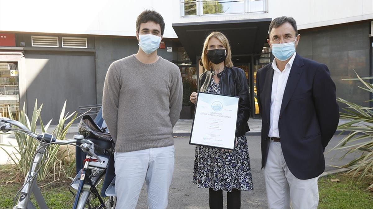 La alcaldesa de Sant Boi, Lluïsa Moret, el 'project manager' del CFE, Carlos Martín, y el concejal de Ciudad Sostenible y Saludable, José Ángel Carcelén, con la certificación Cycle-Friendly Employer