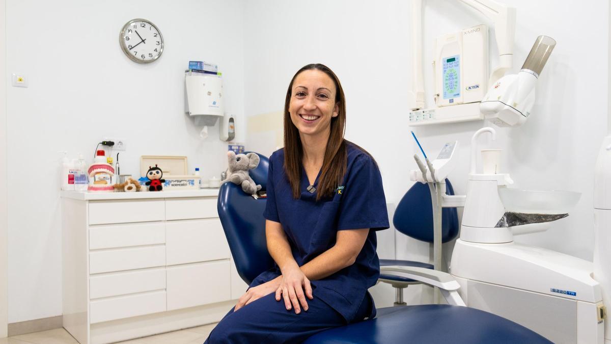 La odontopediatra Alma Esteras, de Juaneda Dental Kids, explica la importancia de las revisiones de los niños.