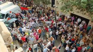 Cientos de personas exigen la dimisión de Le Senne a las puertas del Parlament