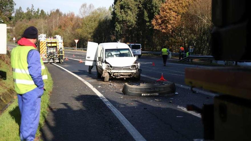 Estado en el que quedó la furgoneta tras impactar contra el camión de transporte de madera. //Bernabé