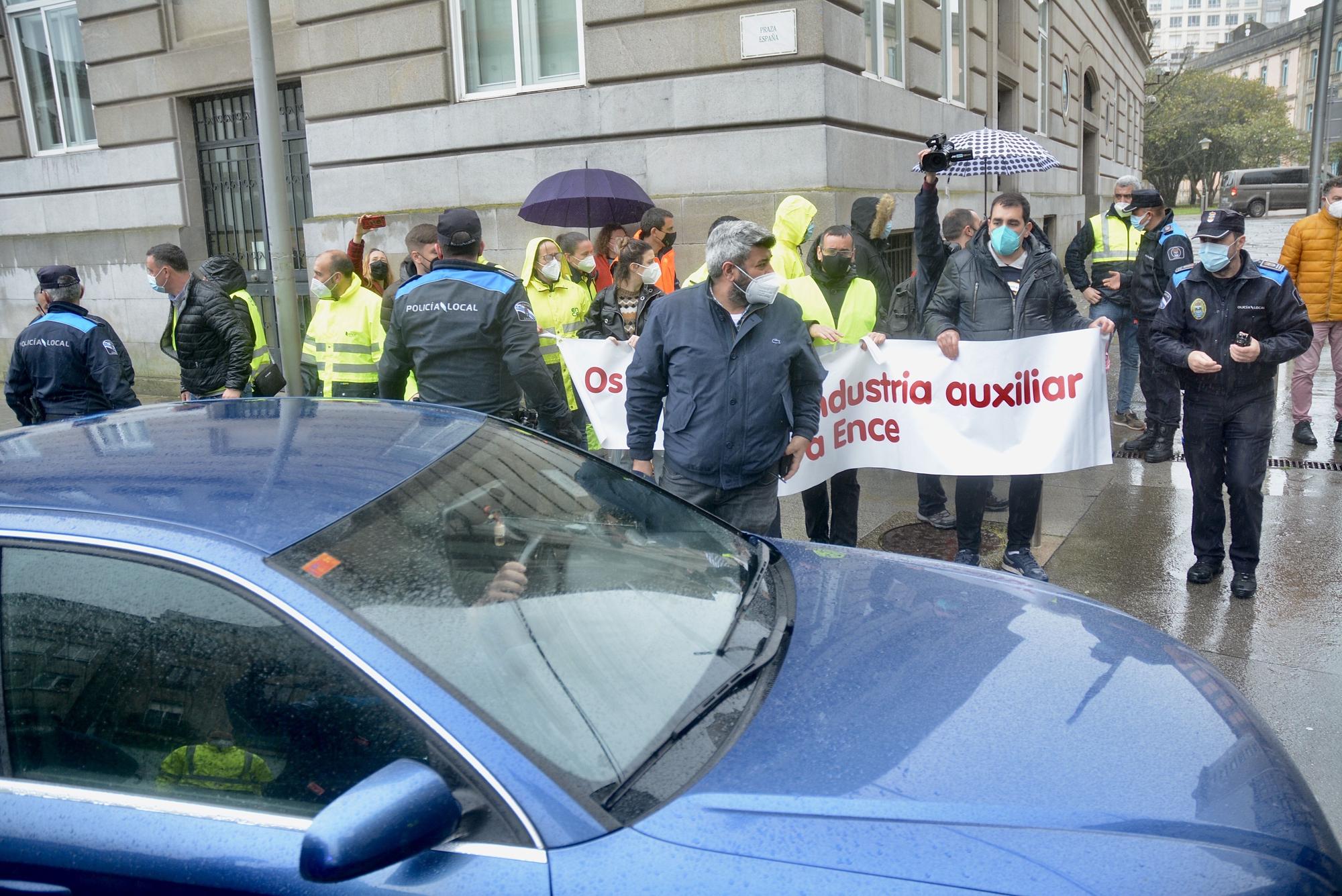 Lores y el gobierno local salen escoltados del Concello por la protesta de Ence