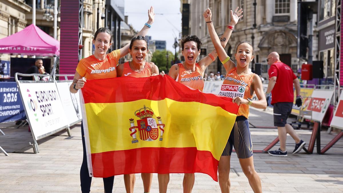 El equipo español de maratón, con la viguesa Ester Navarrete (2ª i.) tras lograr el bronce en el Europeo de Birmingham