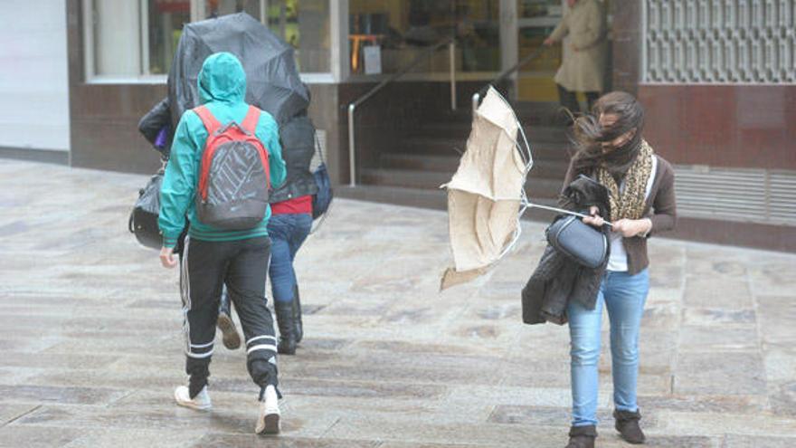 Fuertes rachas de viento, ayer, en A Coruña. / Víctor Echave