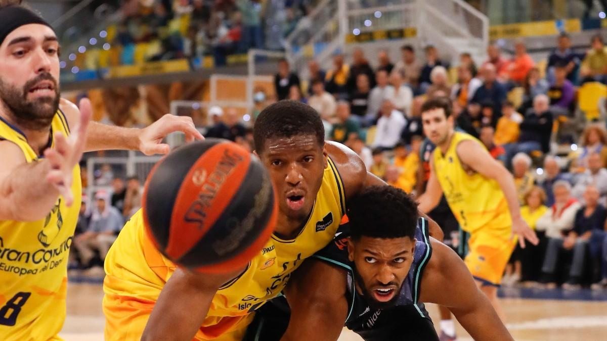 Los jugadores del Gran Canaria Benite y Inglis, y el del Valencia Basket Alexander, en acción