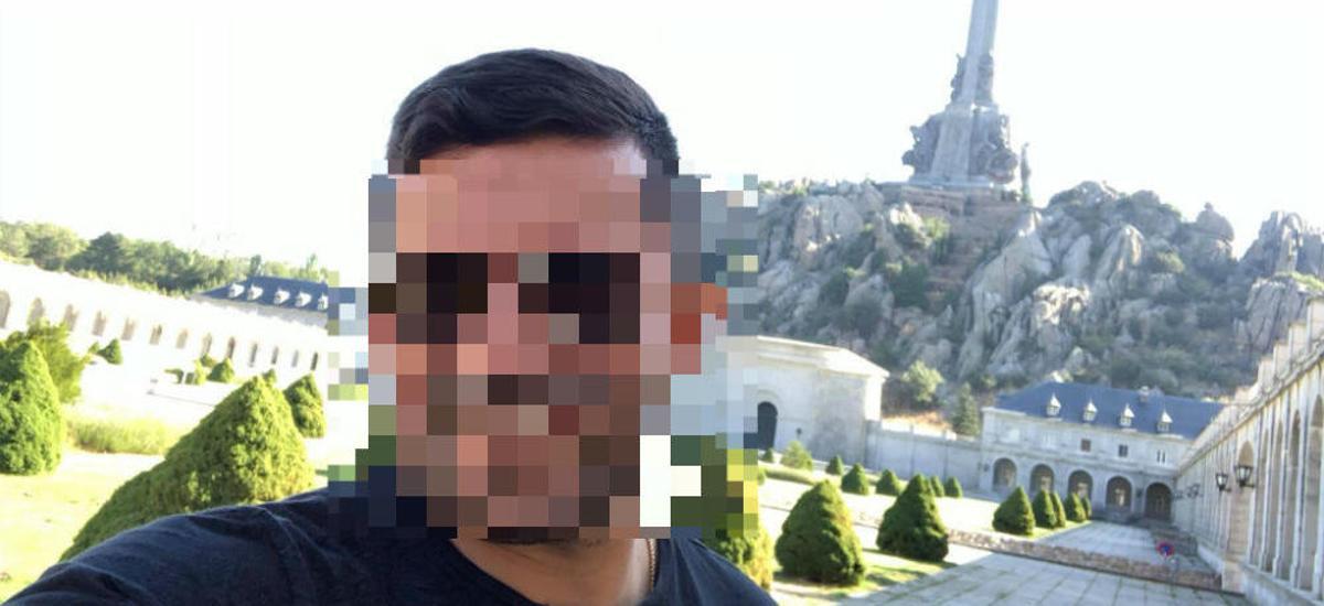 Jorge P. F. posa en el patio del Valle de los Caídos durante una visita realizada en 2016.